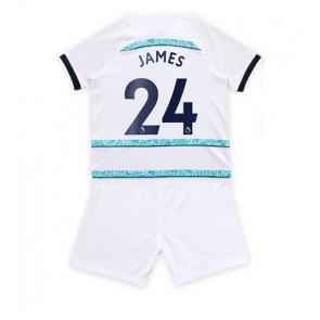 Chelsea Reece James #24 babykläder Bortatröja barn 2022-23 Korta ärmar (+ Korta byxor)